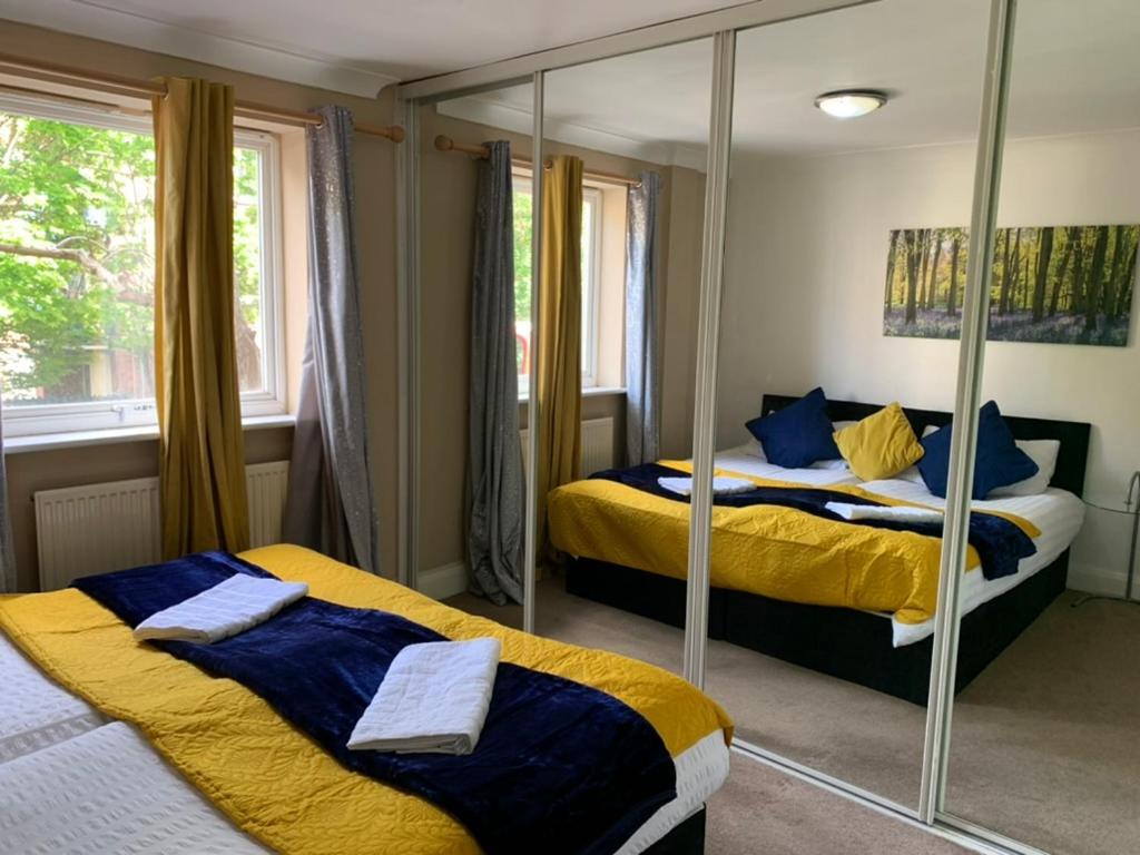 2 Bedrooms Modern Apartment, Full Kitchen, 5 Minutes Tube Station * Londra
