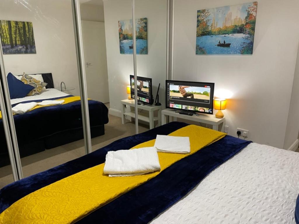 2 Bedrooms Modern Apartment, Full Kitchen, 5 Minutes Tube Station * Londra