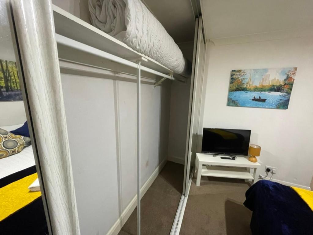 2 Bedrooms Modern Apartment, Full Kitchen, 5 Minutes Tube Station Appartamento