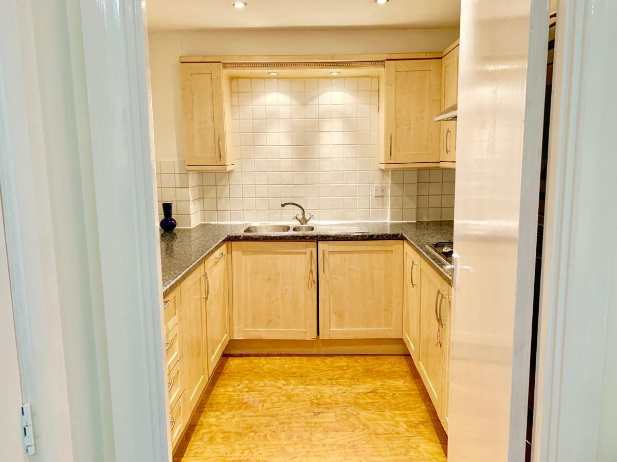 2 Bedrooms Modern Apartment, Full Kitchen, 5 Minutes Tube Station Londra